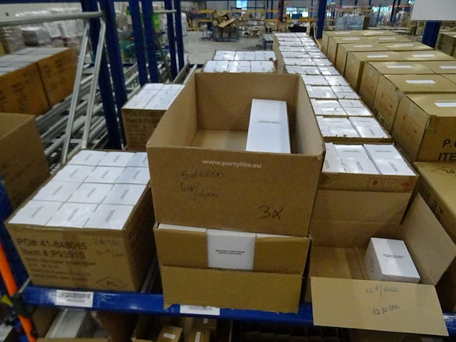 Partij partylite kaarsen, huidverzorging en woningaccessoires, circa 2105 items - afbeelding 16 van  25