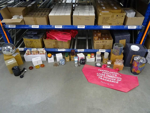 Partij partylite kaarsen, huidverzorging en woningaccessoires, circa 2105 items - afbeelding 12 van  25