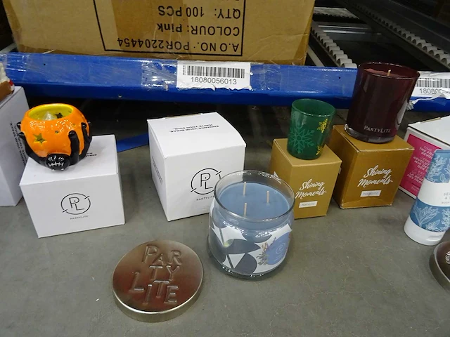 Partij partylite kaarsen, huidverzorging en woningaccessoires, circa 2105 items - afbeelding 20 van  25