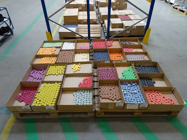 Partij partylite theelichten, 28 dozen - afbeelding 1 van  5