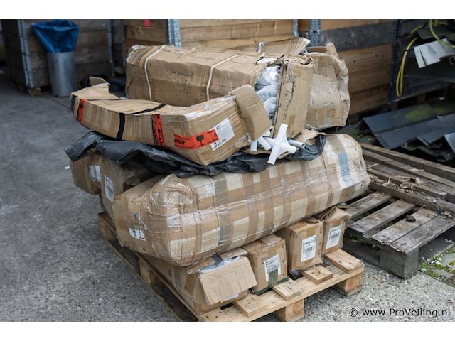 Partij partytenten op pallet - afbeelding 1 van  3