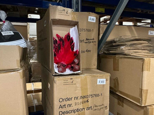 Partij peacocks on clips 20cm red (240x) - afbeelding 1 van  6