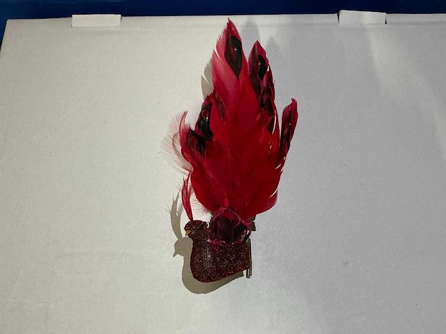 Partij peacocks on clips 20cm red (240x) - afbeelding 2 van  6