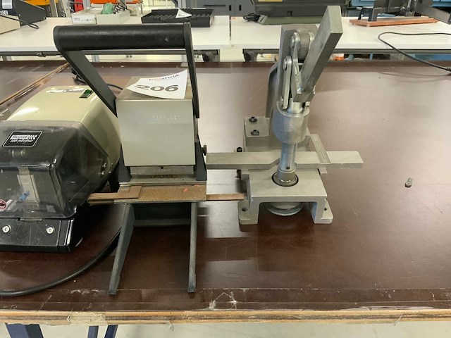 Partij perforators, nietmachines en stille ionisator (5x) - afbeelding 2 van  11