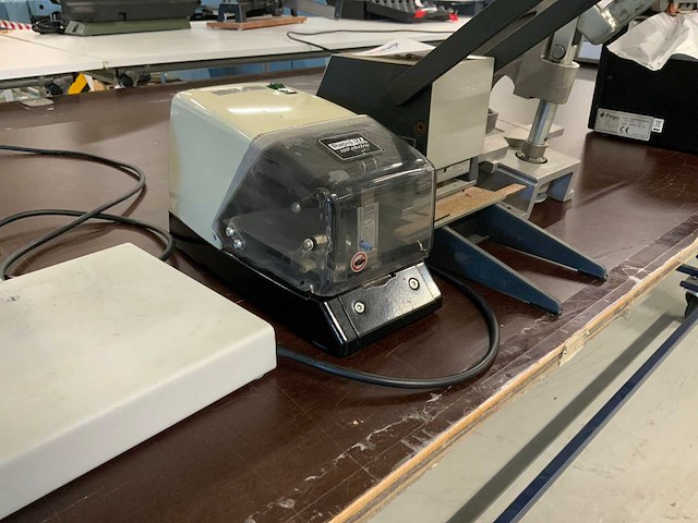 Partij perforators, nietmachines en stille ionisator (5x) - afbeelding 11 van  11
