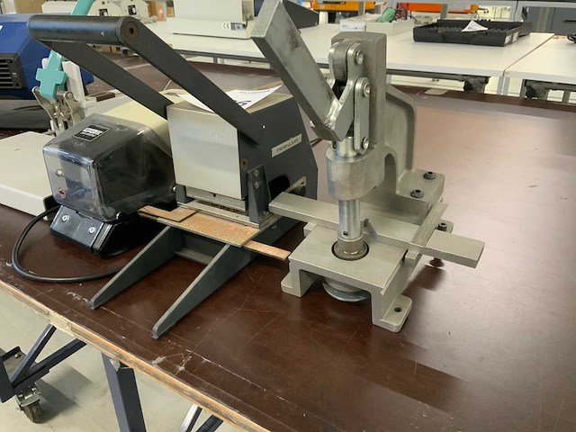 Partij perforators, nietmachines en stille ionisator (5x) - afbeelding 2 van  9