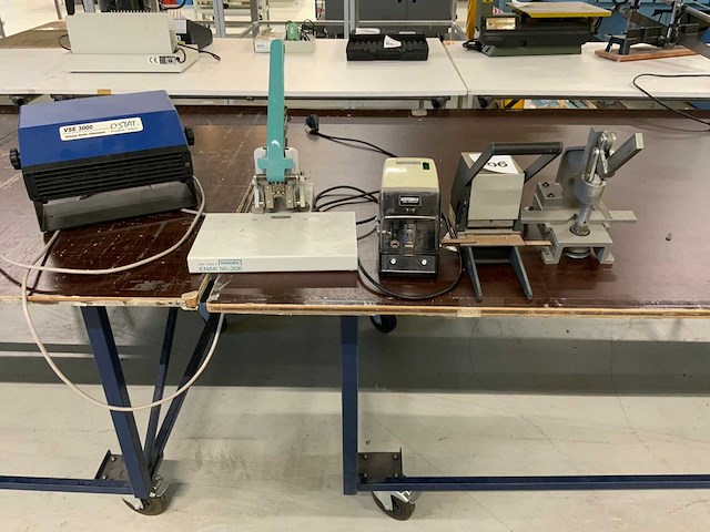 Partij perforators, nietmachines en stille ionisator (5x) - afbeelding 1 van  9