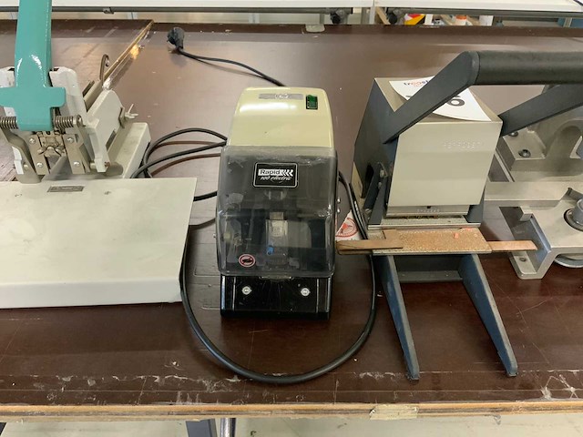 Partij perforators, nietmachines en stille ionisator (5x) - afbeelding 9 van  9