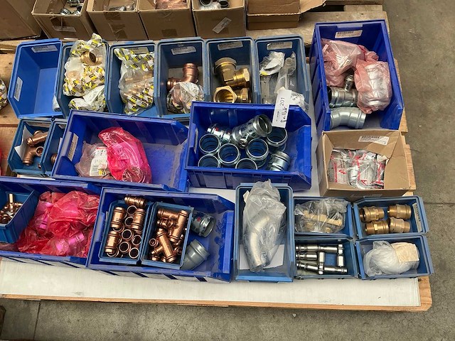 Partij persfittingen en installatiematerialen - afbeelding 1 van  4