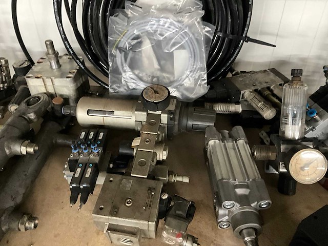 Partij persluchtapparatuur - afbeelding 4 van  9