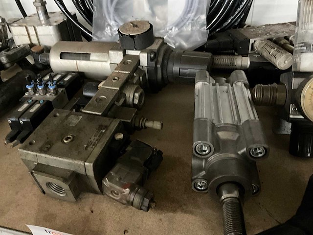 Partij persluchtapparatuur - afbeelding 8 van  9