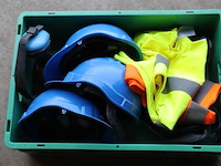 Partij persoonlijke beschermingsmiddelen in kunststof krat - afbeelding 1 van  4