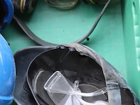 Partij persoonlijke beschermingsmiddelen in kunststof krat - afbeelding 2 van  4