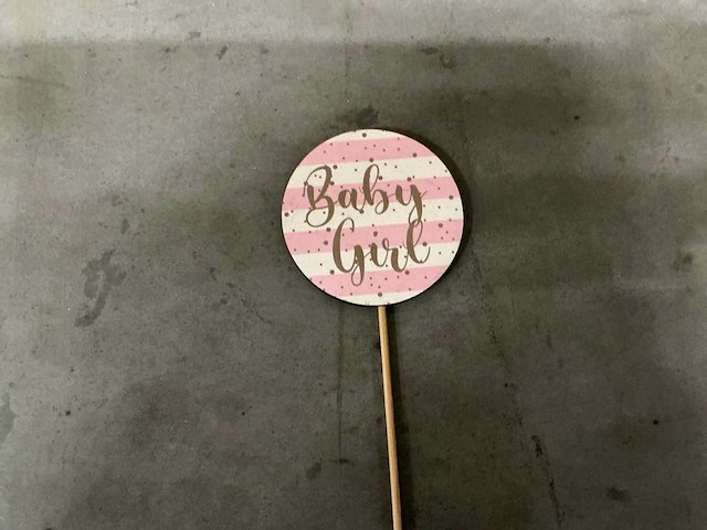 Partij pick ‘baby girl’ wood ø8cm+50cm stick pink (475x) - afbeelding 1 van  4
