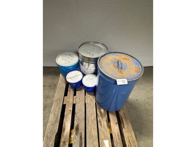 Partij pigment, diverse kleuren - afbeelding 1 van  7