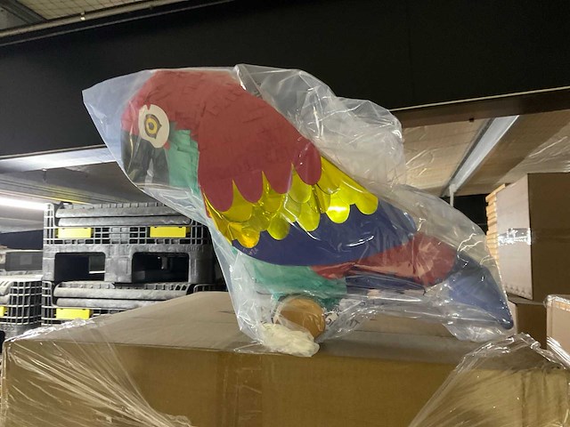 Partij pinata's en piepschuimen bollen - afbeelding 2 van  3