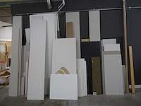 Partij plaatmateriaal en houtrestanten