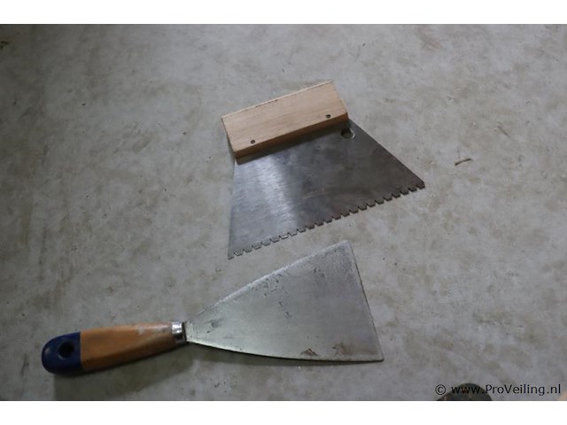 Partij plamuurmessen & lijmkammen - afbeelding 2 van  3