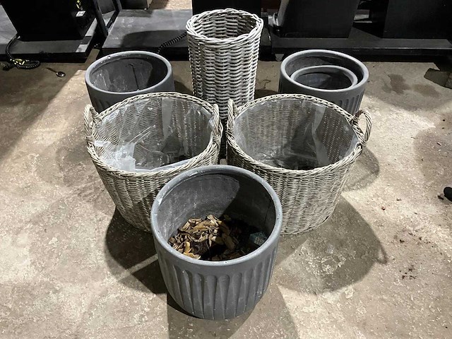 Partij plantenbakken en manden - afbeelding 1 van  4