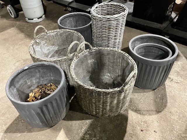 Partij plantenbakken en manden - afbeelding 2 van  4