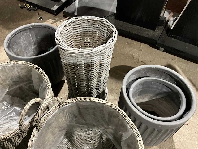 Partij plantenbakken en manden - afbeelding 4 van  4