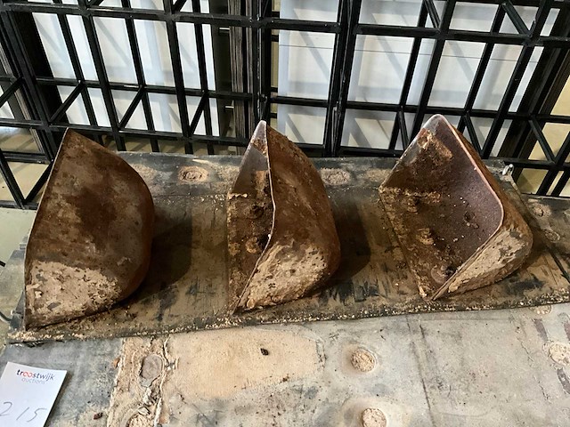 Partij plantenbakken transportband tramkade - afbeelding 1 van  4