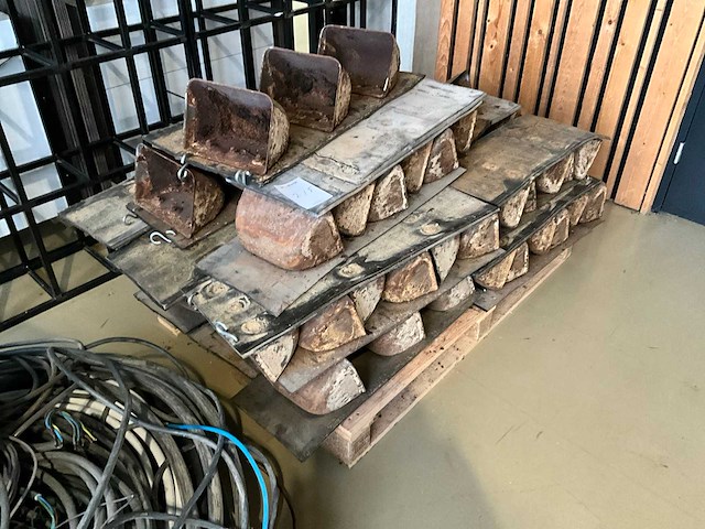 Partij plantenbakken transportband tramkade - afbeelding 3 van  4