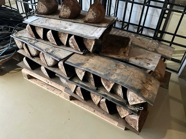 Partij plantenbakken transportband tramkade - afbeelding 4 van  4