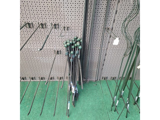 Partij plantensteunen en toebehoren o.a. peacock - afbeelding 15 van  55