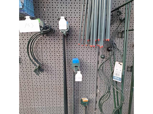 Partij plantensteunen en toebehoren o.a. peacock - afbeelding 16 van  55