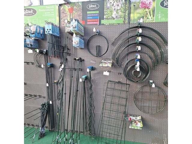 Partij plantensteunen en toebehoren o.a. peacock - afbeelding 18 van  55