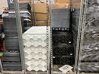 Partij plantentrays en mandjes - afbeelding 2 van  17