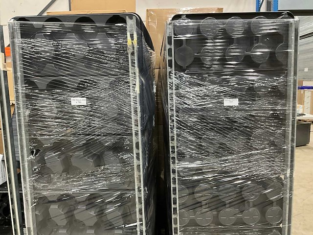 Partij plantentrays en mandjes - afbeelding 3 van  17