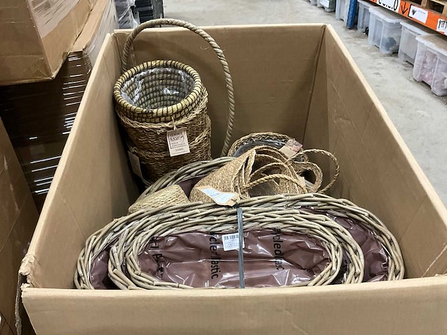 Partij plantentrays en mandjes - afbeelding 5 van  17