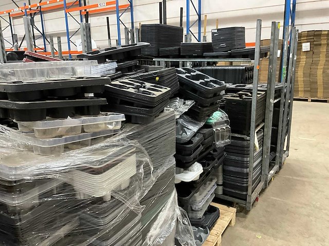 Partij plantentrays en mandjes - afbeelding 9 van  17