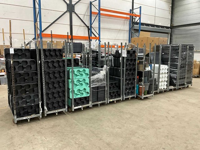 Partij plantentrays en mandjes - afbeelding 1 van  17