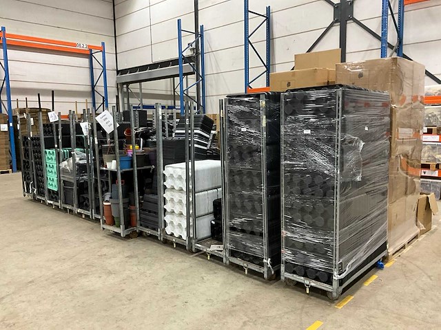 Partij plantentrays en mandjes - afbeelding 10 van  17