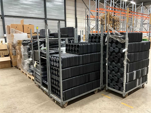 Partij plantentrays en mandjes - afbeelding 12 van  17