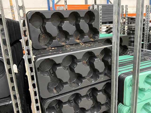 Partij plantentrays en mandjes - afbeelding 14 van  17