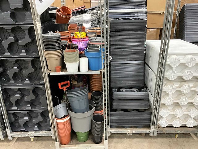 Partij plantentrays en mandjes - afbeelding 17 van  17