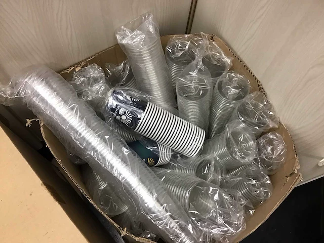 Partij plastic bekers - afbeelding 3 van  6