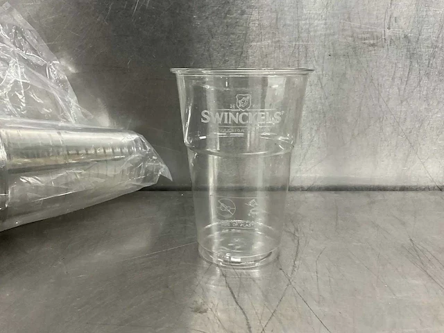 Partij plastic bierglazen “swinckels” - afbeelding 1 van  4