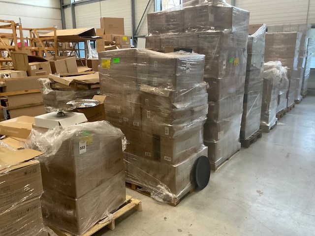 Partij plastic borden en tray’s - afbeelding 1 van  8