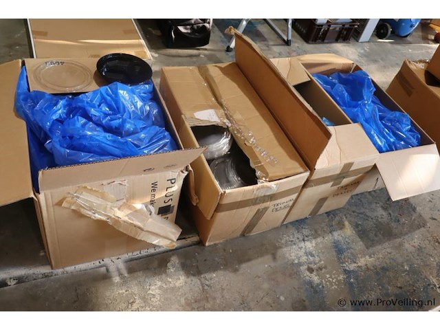 Partij plastic deksels & 3-vaks ronde voedselschaaltjes - afbeelding 1 van  7