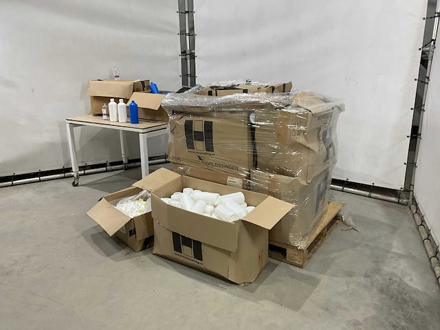 Partij plastic flessen - afbeelding 1 van  9