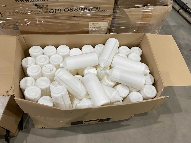 Partij plastic flessen - afbeelding 8 van  9