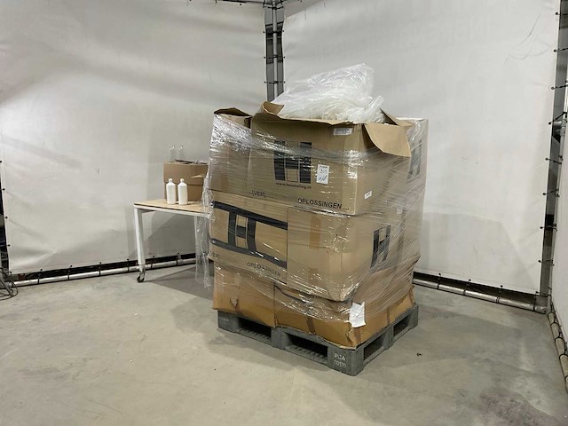 Partij plastic flessen - afbeelding 1 van  7