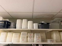 Partij plastic gastronormbakken en deksels