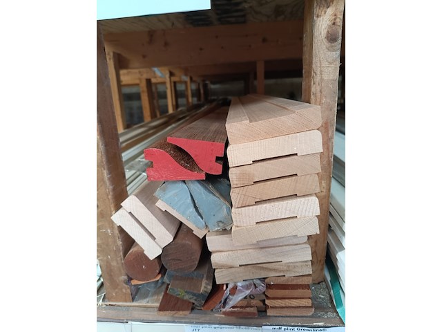 Partij plinten, ronde stok - afbeelding 1 van  4