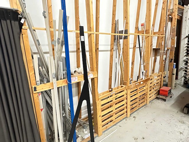 Partij plinten - afbeelding 2 van  2